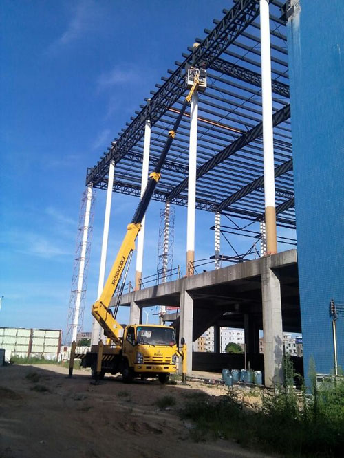 24米高空作業車正在作業