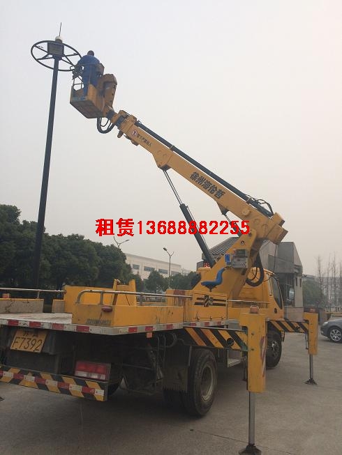 24米高空作業車在維修路燈